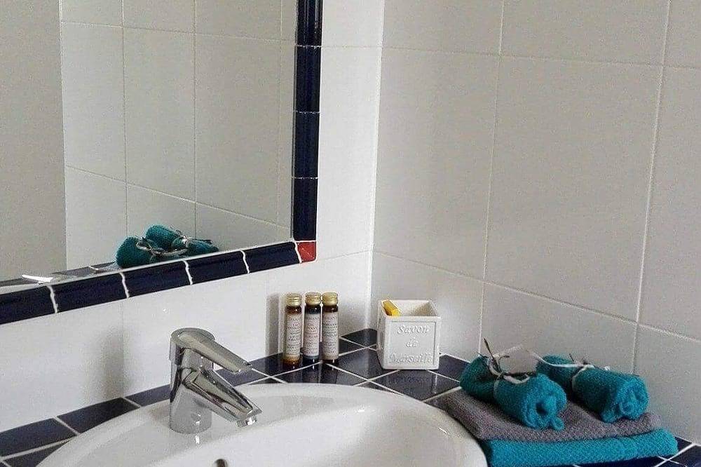 Charming house, Zen atmosphere in the garrigue, Private heated pool & Jacuzzi in Castillon-du-Gard, Region de Nimes