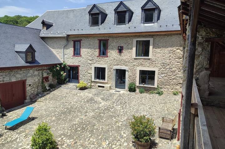 Location de vacances pour 11 personnes, avec piscine et jardin à Cazeaux-de-Larboust