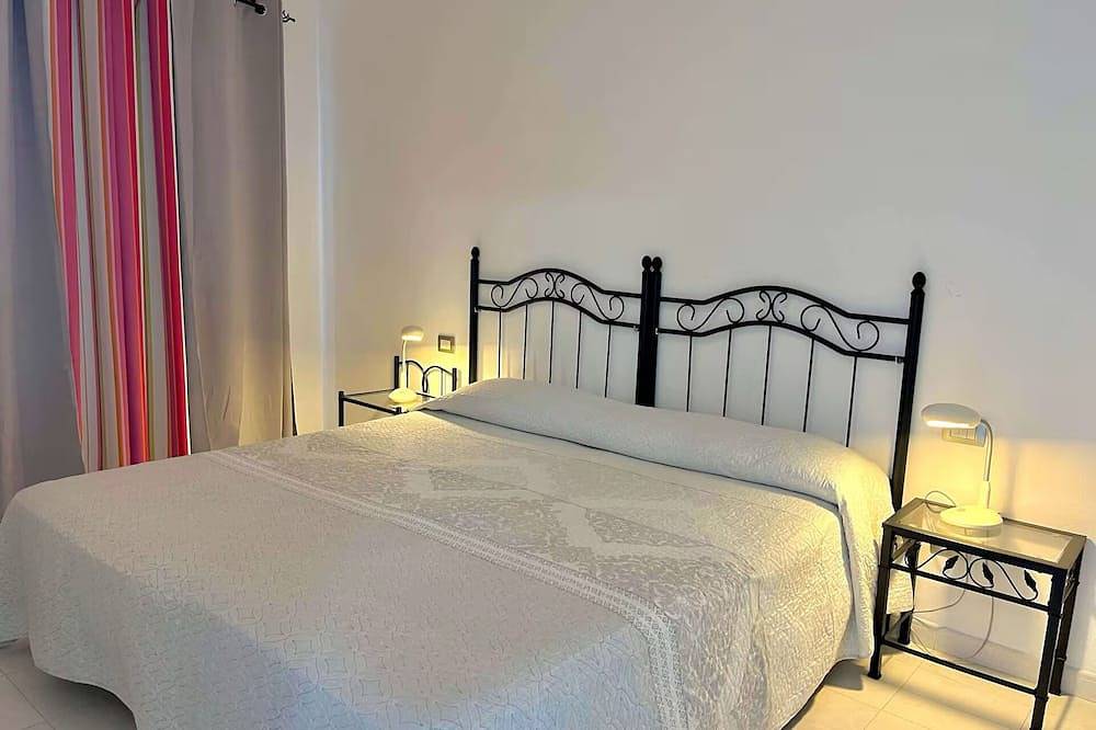 Ganze Wohnung, Penthouse with sea views in the center of La Caleta in La Caleta, Adeje