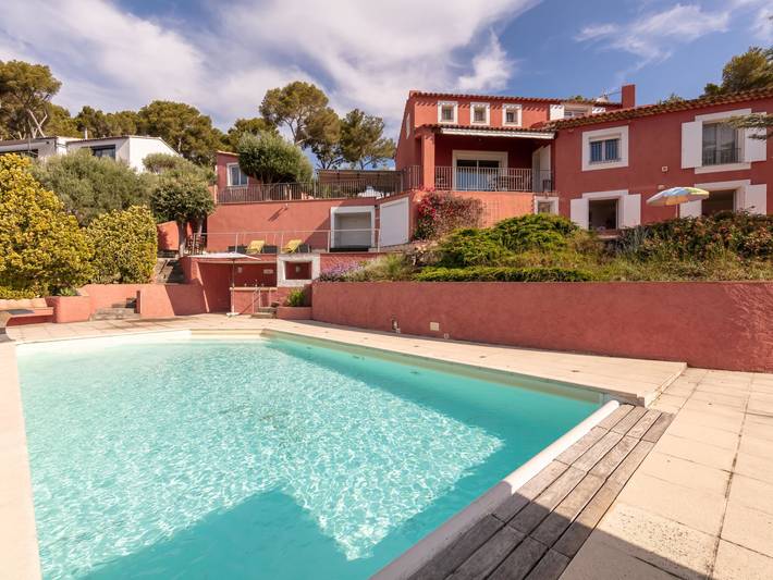 Gîte pour 4 personnes, avec terrasse ainsi que jardin et vue dans Plage Font Brun Carqueiranne - 4