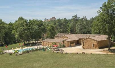 Gîte pour 14 personnes, avec vue ainsi que piscine et terrasse, animaux acceptés à Biron