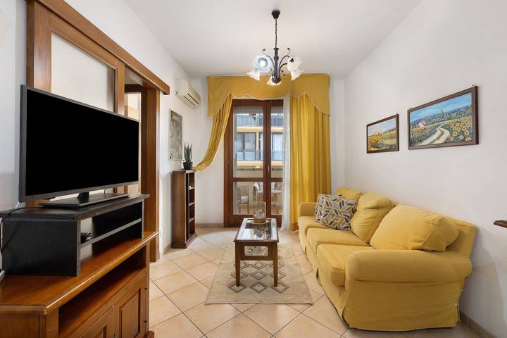 Appartement entier, Appartement 'Tuveri' avec Terrasse Privée et Climatisation in Oristano, Campidano