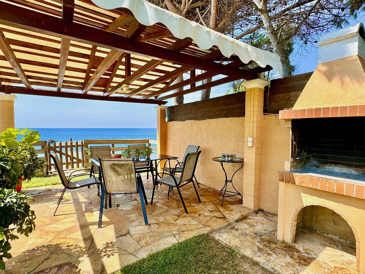 Beachfront Villa Rania with private pool in Korfu