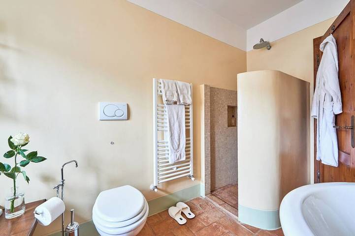 Breathtaking sunsets from a peaceful farmhouse with swimming pool in Val d'Orcia in Chianciano Terme, Provincia de Siena