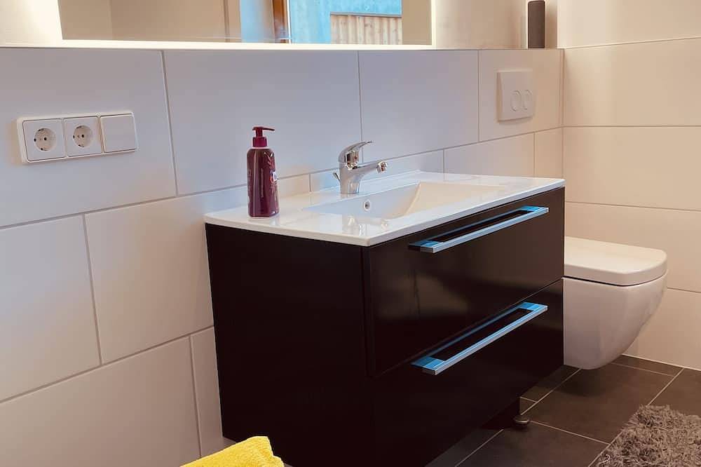 Ganze Wohnung, Neu renoviert mit Südbalkon - großes Bad und großer Essbereich - 65 qm in Haundorf, Fränkisches Seenland