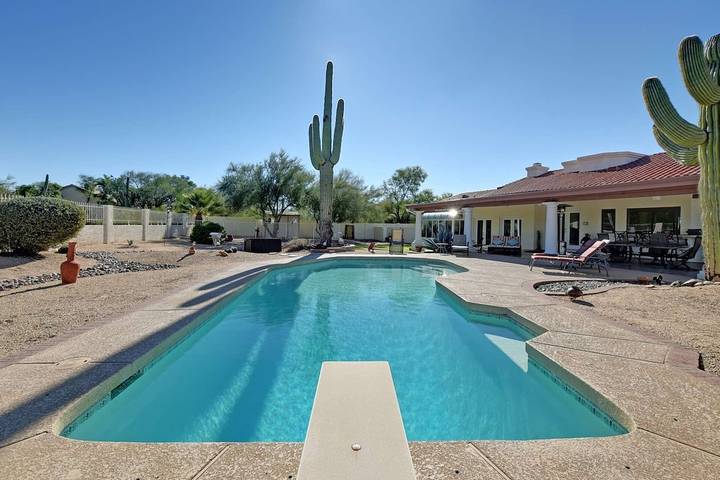 Vacation rental for 12 people, with hot tub and yard in North Scottsdale
