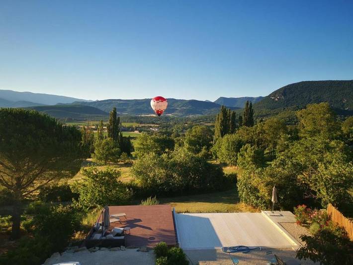 Location de vacances pour 5 personnes, avec vue et jardin ainsi que piscine et balcon à Soyans - 4