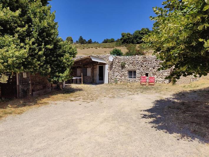 Gîte pour 2 personnes, avec Terrasse ainsi que Jardin et Vue à Barret-de-Lioure