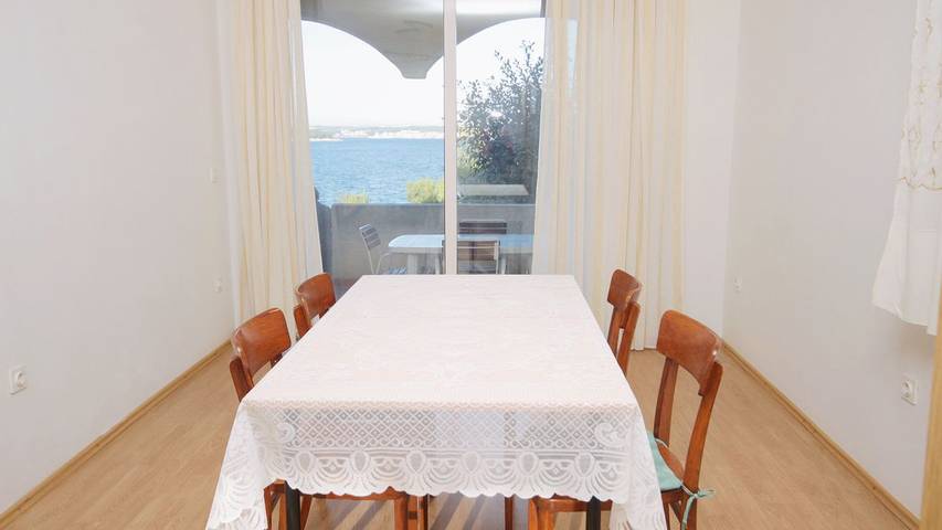 Ferienwohnung für 4 Personen, mit Terrasse in Tkon