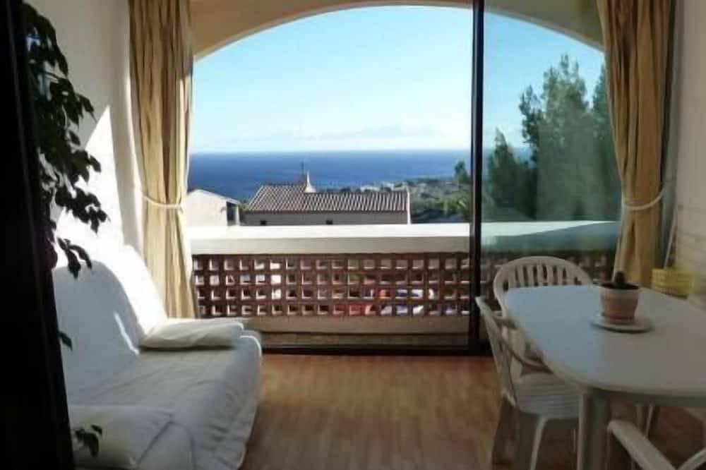 Appartement entier, Grand Studio 38 m2, vue mer, piscine, garage box privé in Cassis, Parc national des Calanques
