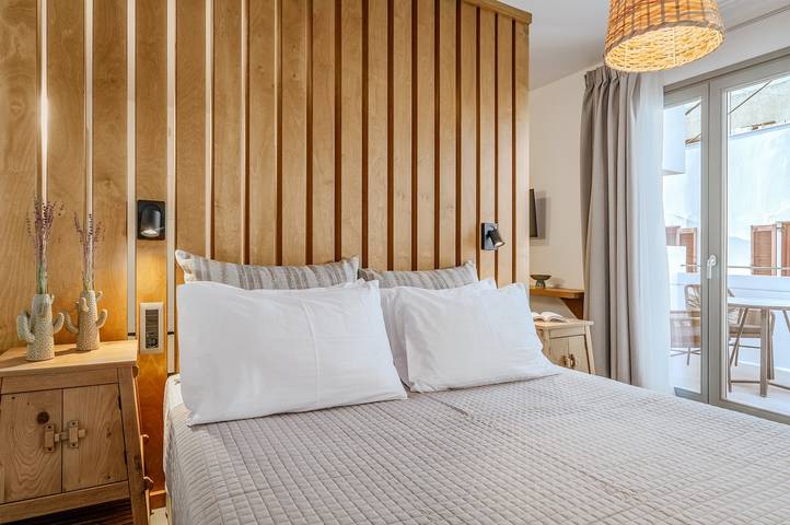 Apartamento num hotel "Makava Suite" com banheira de hidromassagem exterior, varanda e Wi-Fi in Naxos Cidade, Naxos