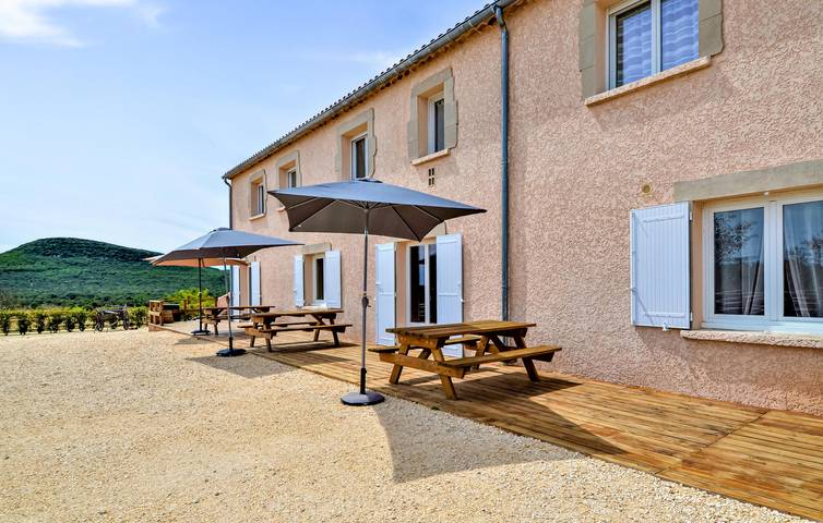 Location de vacances pour 22 personnes, avec jardin ainsi que terrasse et piscine dans le Gard