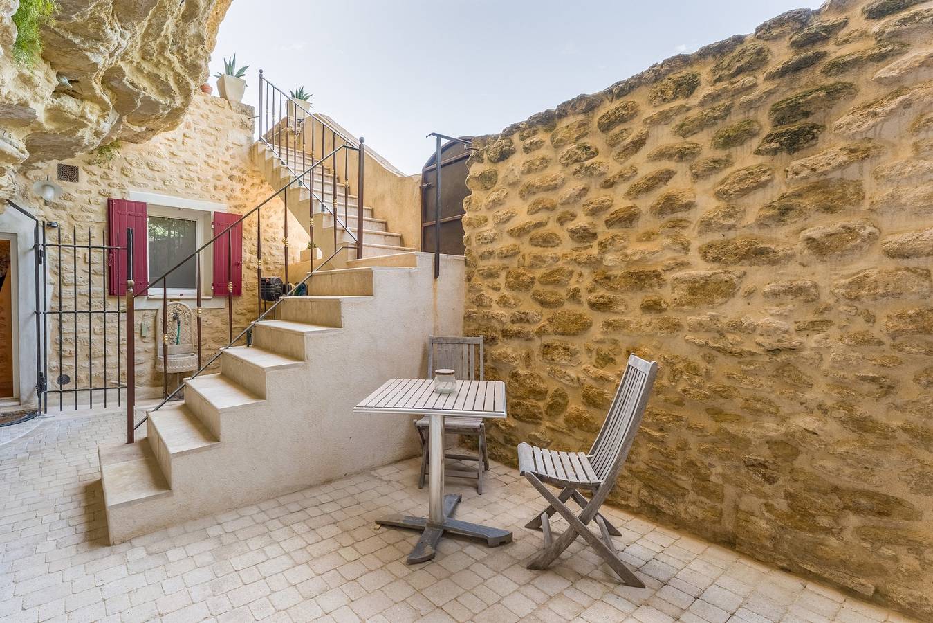 Estudio entero, Estudio troglodita con vistas impresionantes a la Provenza in Cornillon-Confoux, Costa mediterránea (Francia)