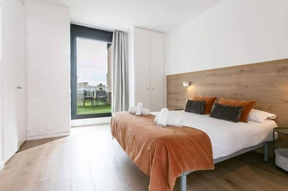 Entire apartment, 31 Sunny penthouse in the heart of Gracia with a spacious terrace in Barcelona Centre, Barcelona