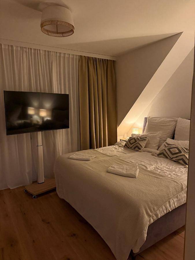 Ganze Wohnung, Executive Maisonette Penthouse Loft, Rooftop Pool, Central Hannover and Direct Messe Connection in Hannover Nord, Hannover