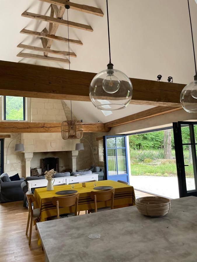 Location de vacances pour 10 personnes, avec jardin ainsi que vue et piscine à Huismes - 2