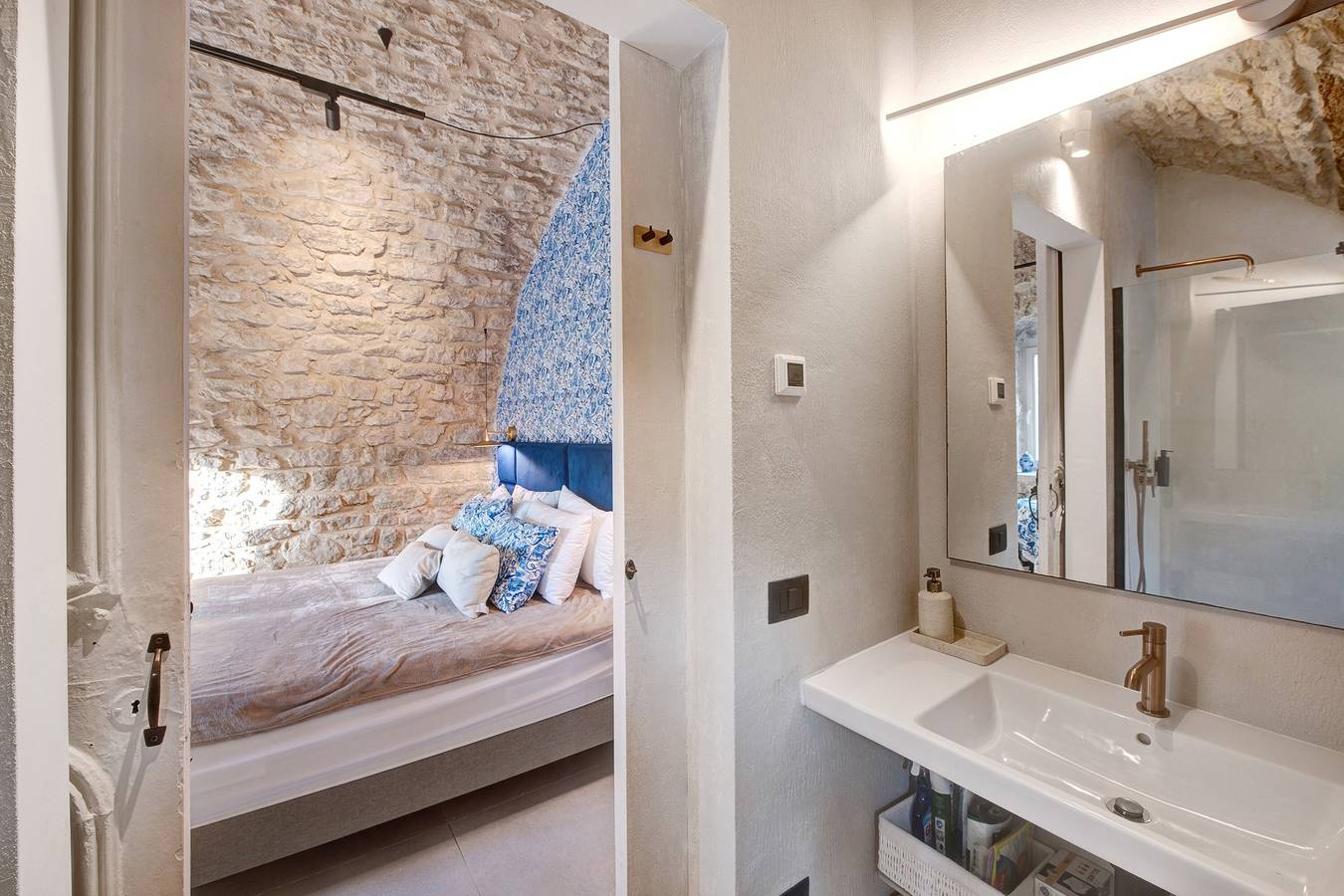 Suite Schlafzimmer (21 m2) mit gemeinsamer Terrasse, Sauna und Blick auf den Olivengarten in Brenzone, Gardasee-Berge