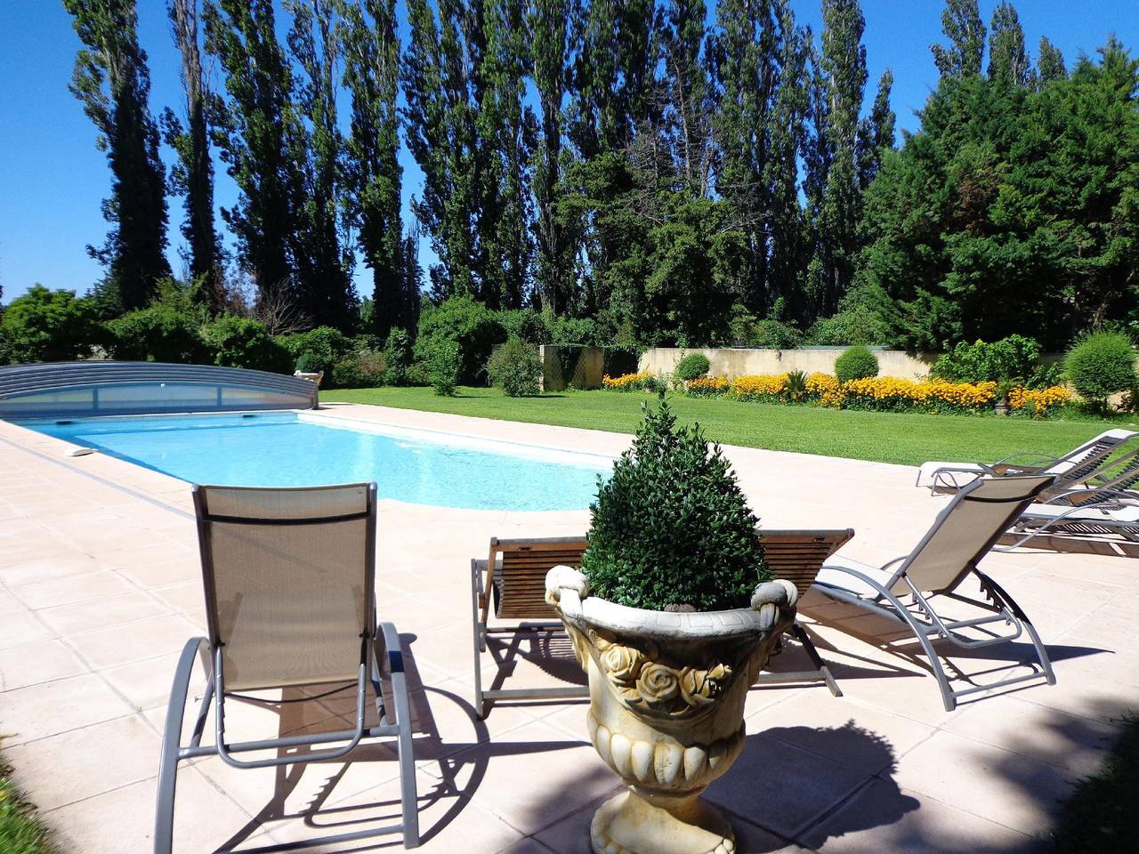 Entire holiday apartment, Domaine Les Rivales in the Provence, L'olivier in Cavaillon, Parc naturel régional du Luberon