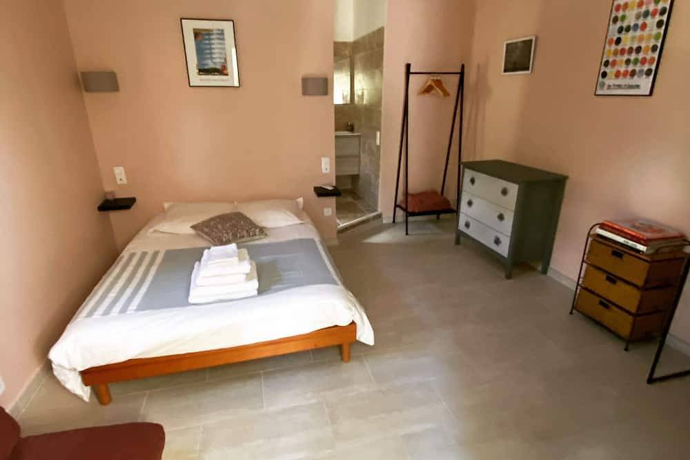 Appartamento intero, Studio 30m², Private garden, Beach 5 mins walk in Tiuccia, Casaglione