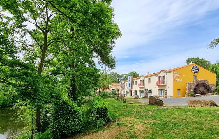 Hôtel pour 3 personnes, avec Balcon et Terrasse ainsi que Jardin et Vue à Saint-Hilaire-de-Loulay
