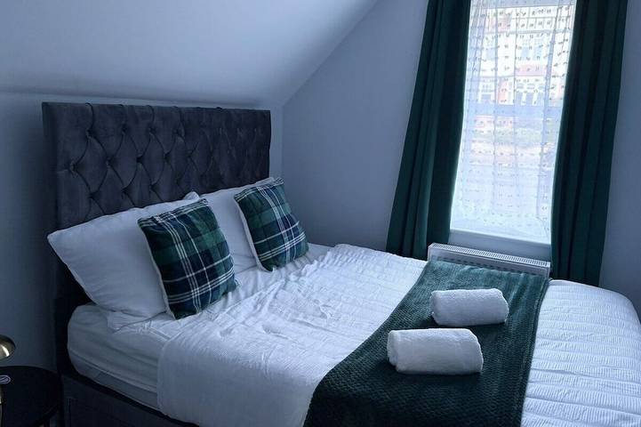 Ganze Wohnung, Elegant Retreat 6 Mins Drive from Ferry + Parking in Dover, Kent
