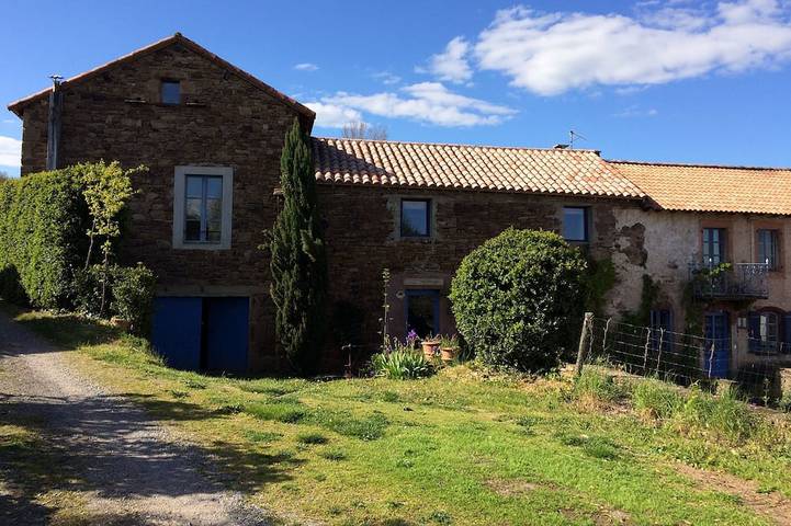 Gîte pour 6 personnes, avec piscine et jardin à Laval-Roquecezière