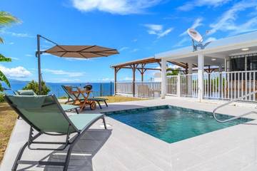 Cottage pour 8 personnes, avec jardin ainsi que piscine et vue dans Anse l'Etang