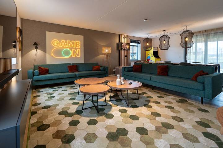 Vakantiehuis voor 12 personen, with kinderzwembad and tuin as well as zwembad and terras, kindvriendelijk in Limburg