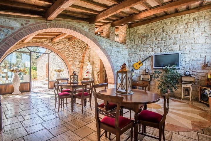 Casa Vacanze "Agriturismo Ischieto - Il Pino" con piscina condivisa e Wi-Fi in Rapolano Terme, Siena e dintorni
