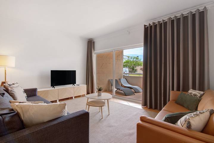 Entire apartment, Holiday Apartment "T3 G Apt Alfarrobeira" with Shared Pool, 2 Balconies & Wi-Fi in Santa Luzia (Tavira), Parque Natural da Ria Formosa