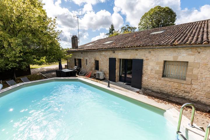 Location de vacances pour 8 personnes, avec jardin à Les Salles-de-Castillon