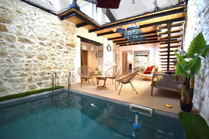 Location de vacances pour 10 personnes, avec vue ainsi que terrasse et piscine à Bourdic