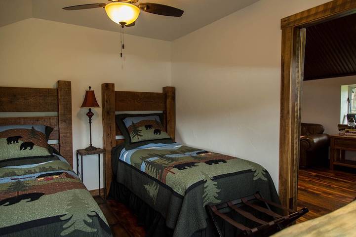 Log cabin for 5 people, with hot tub and terrace as well as yard in Colorado