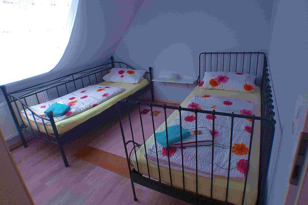 Ganze Wohnung, Ferienwohnung im Dachgeschoss (80qm) mit separater Küche in Neuburg a.d.Kammel, Bayerisch Schwaben