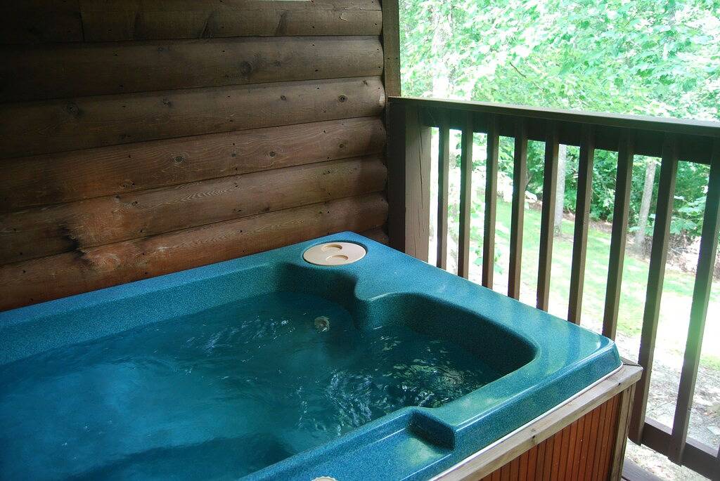 \"Beary\" Cute Hot Tub Cabin in der Nähe von Alligator 2 Lake Cumberland Marina in Lake Cumberland