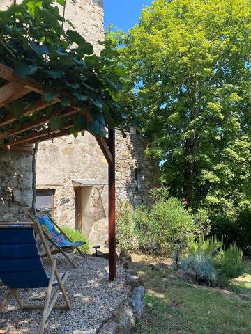 Gîte pour 2 personnes, avec jardin ainsi que piscine et vue à Robiac-Rochessadoule