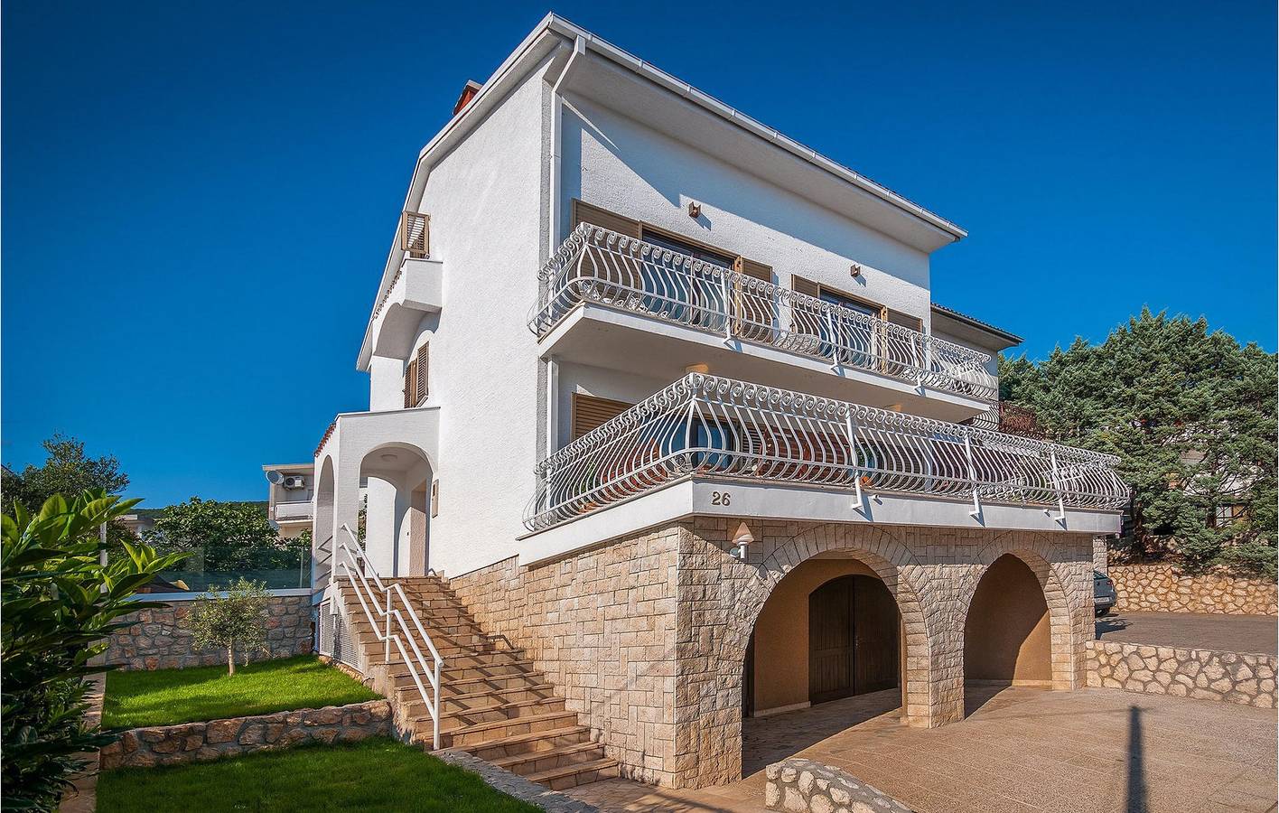 Modern appartement van 240 m² met zwembad, wifi en garage – 1,5 km van het strand in Crikvenica, Primorje-Gorski Kotar