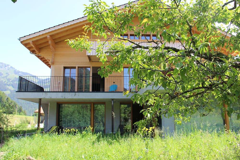 Ganze Wohnung, Neue grosszügige Ferienwohnung mit Sauna Appartment  Chalet Park *****s, in Diemtigen, Berner Oberland