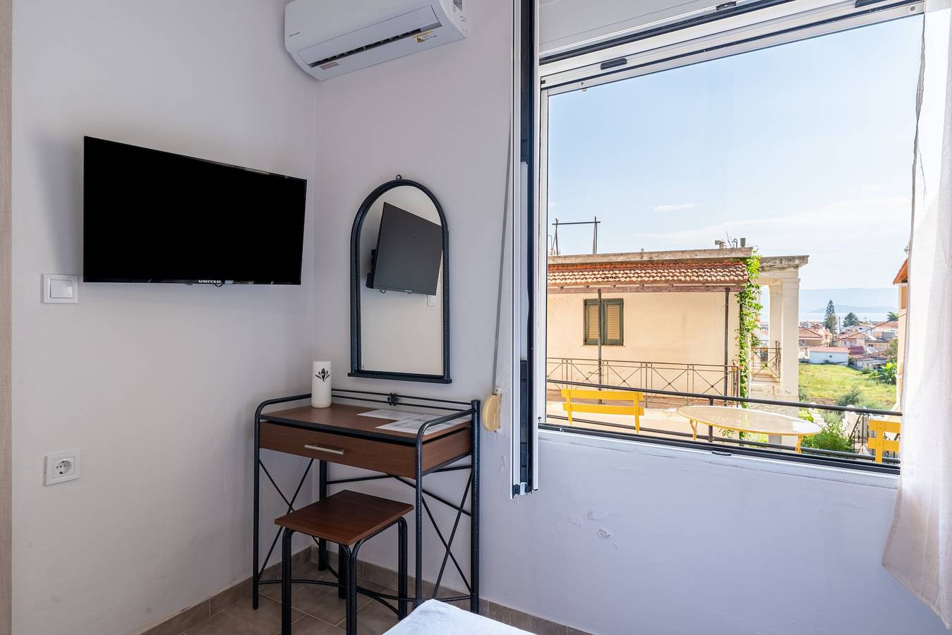Entire apartment, Apartment 'Gavriil G2' with Sea View, Wi-Fi, and Air Conditioning in Kavos, Corfu