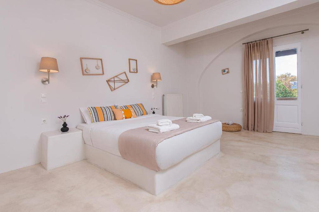Golden Sunrise Suites - Santorini Lux Family Suite in Santorini