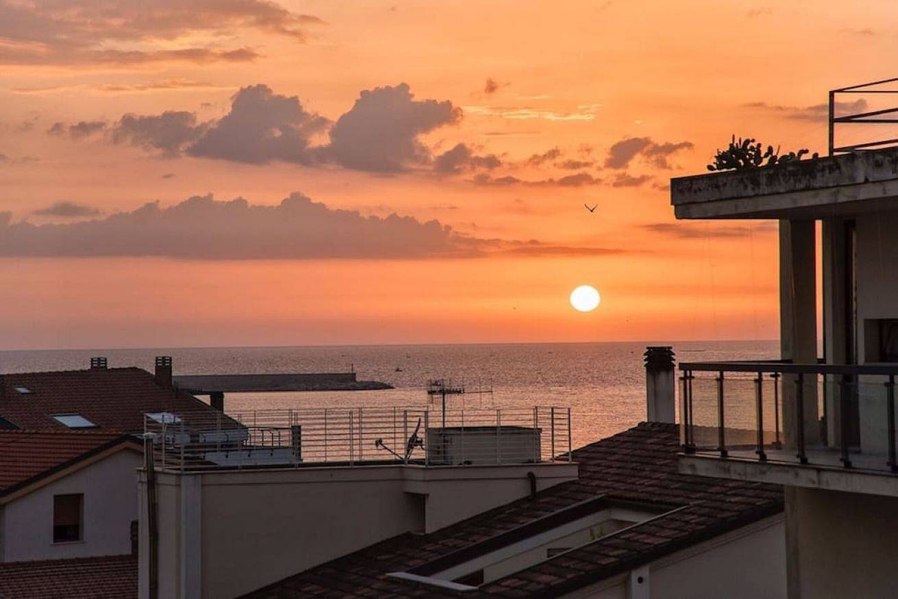 Appartamento intero, Alghero,  Attico Angela vista mare con grande veranda  vicino spiaggia, con 3 camere e 2 bagni in Lido San Giovanni, Alghero