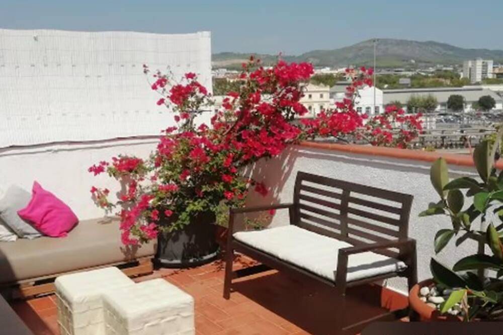 Apartamento inteiro, Charming attic apartment, fantastic roof terrace in Vilanova i la Geltrú, Garraf