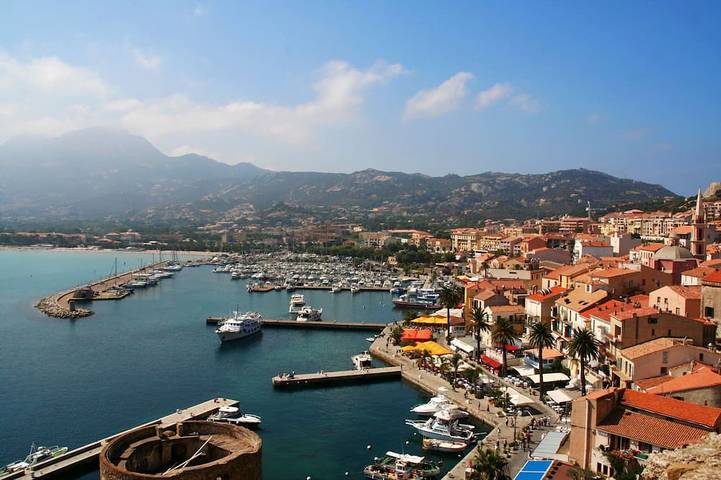 Ferienhaus für 10 Personen, mit Whirlpool und Terrasse sowie Garten in Calvi