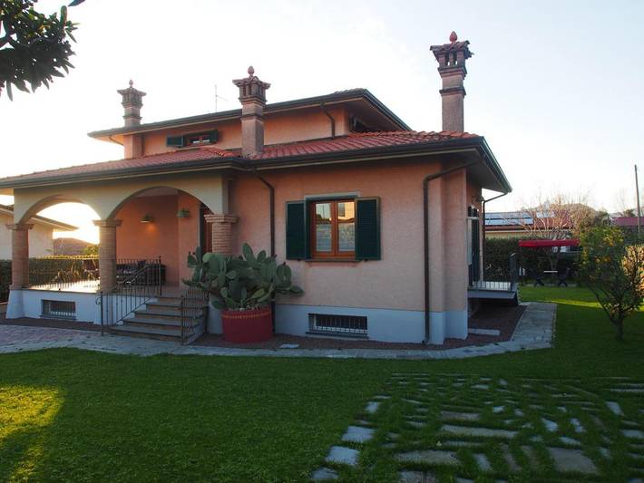 Villa für 7 Personen, mit Balkon und Terrasse sowie Garten und Ausblick in Massa