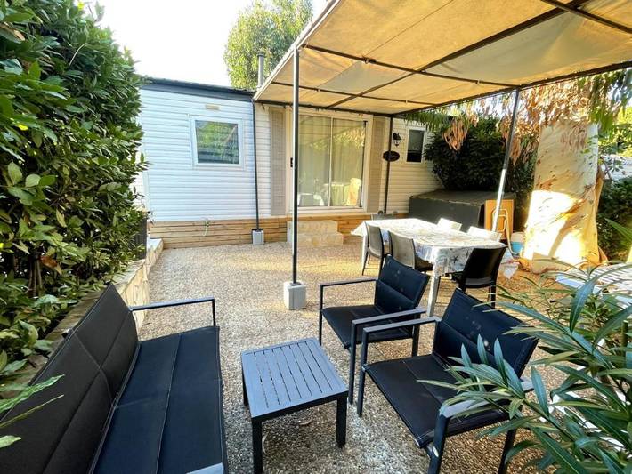 Camping pour 6 personnes, avec terrasse et piscine