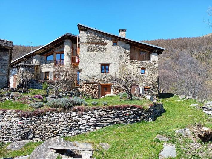 Location de vacances pour 2 personnes, avec vue et jardin à Stroppo