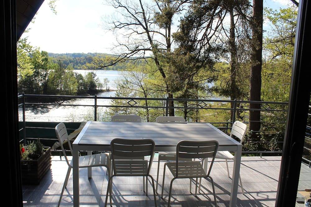 Huis discreet natuur chalet kalm en vredig zwembad vissen in meer in Saint-Gérons, Aurillac en omgeving