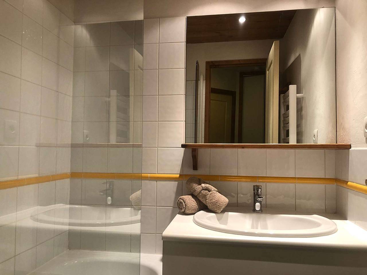 Entire holiday apartment, L'Athamante 7 - 2 room apartment, oriented south, close to the slopes, the sledging run and the shops in Valmorel, Les Avanchers-Valmorel
