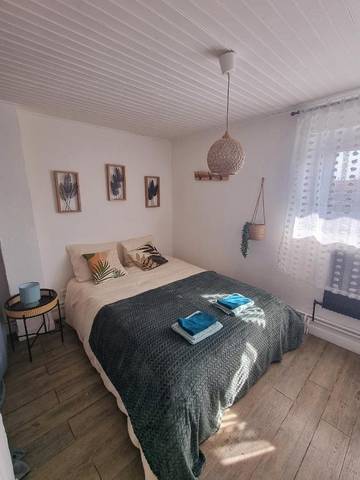 Cottage pour 6 personnes, avec terrasse et piscine, adapté aux familles dans Chalain-le-Comtal