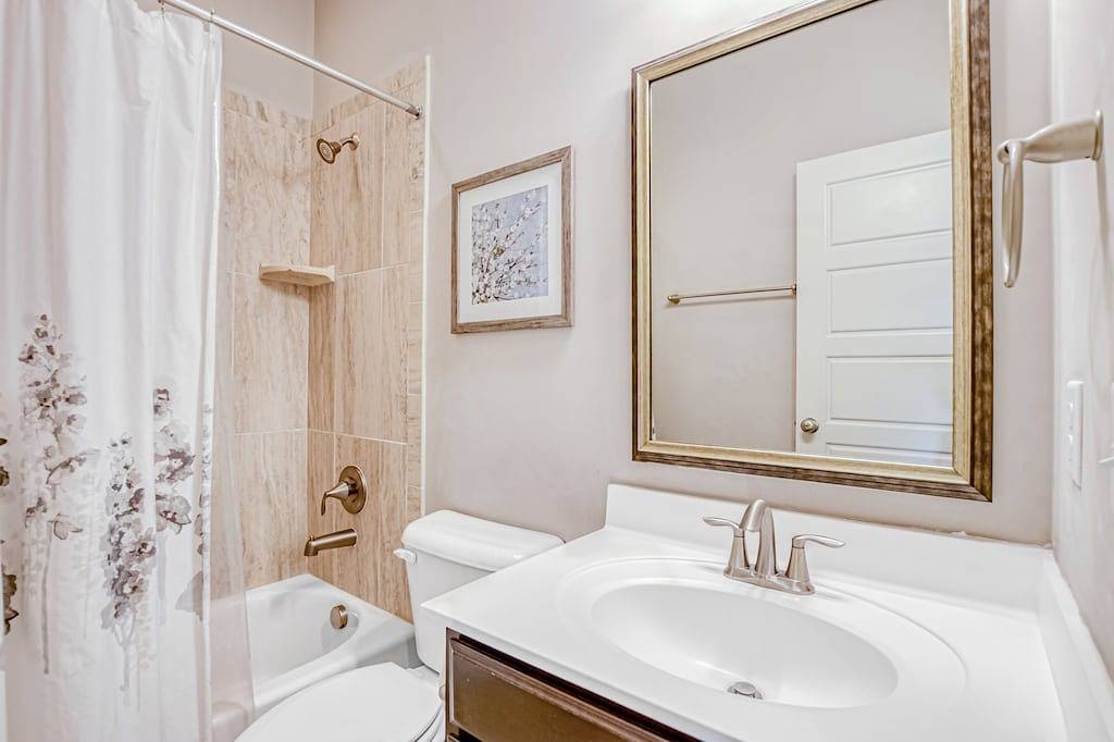 Newly Built Two-Story Townhouse w/Free Wifi, Washer/Dryer, and Central A/C in Savannah, Chatham County